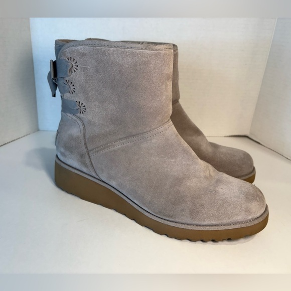 UGG CLASSIC MINI DREW SUNSHINE PERF SEAL BOW ANKLE BOOT - Picture 2 of 16